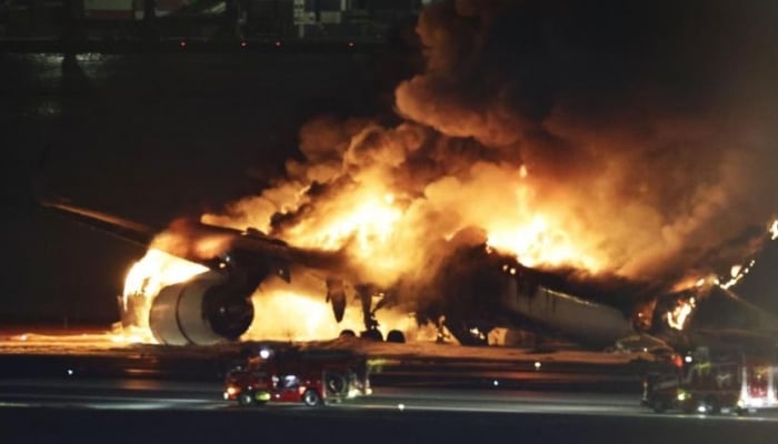 Un avión se estrella y se incendia en la pista de Tokio