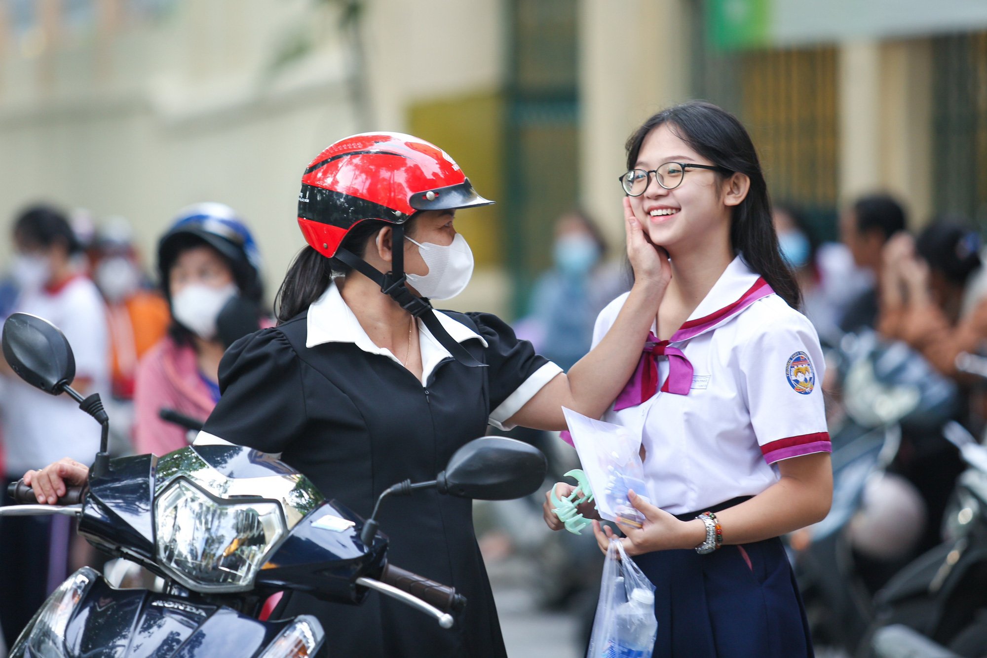 Ngọc Tú (THPT Trưng Vương) được mẹ động viên trước giờ thi môn đầu tiên - Ảnh: PHƯƠNG QUYÊN