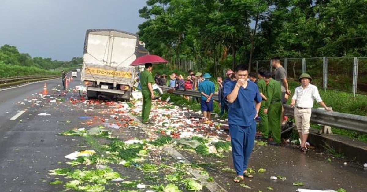 Xe khách va chạm với ô tô tải trên cao tốc Nội Bài - Lào Cai, 3 người bị thương