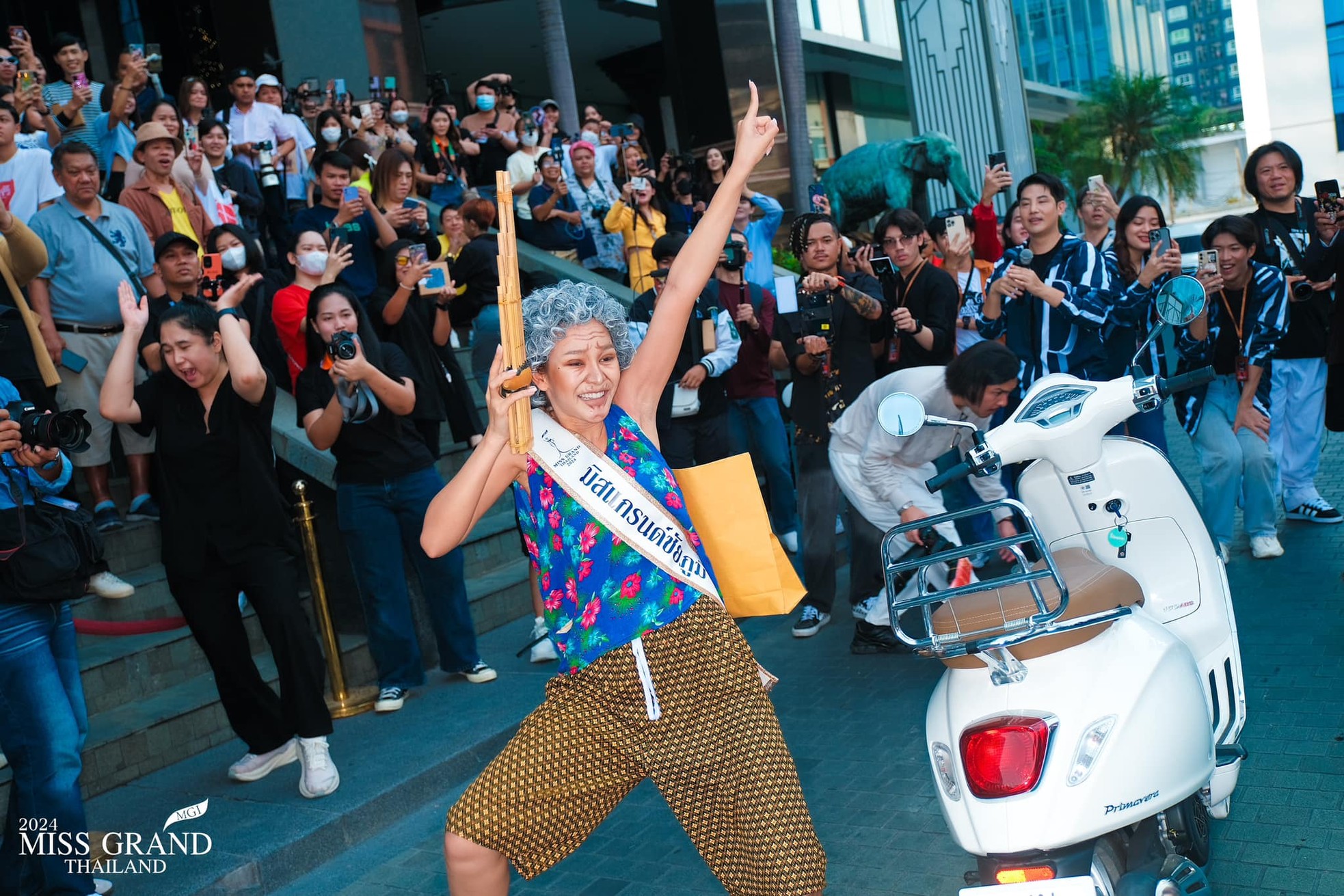 Foto 11 de la concursante de Miss Grand Tailandia bailando en barra