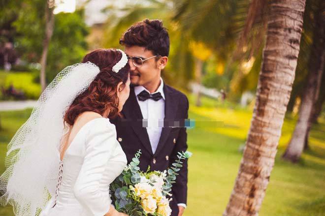 65-year-old bride shows off wedding photos with 24-year-old foreign husband