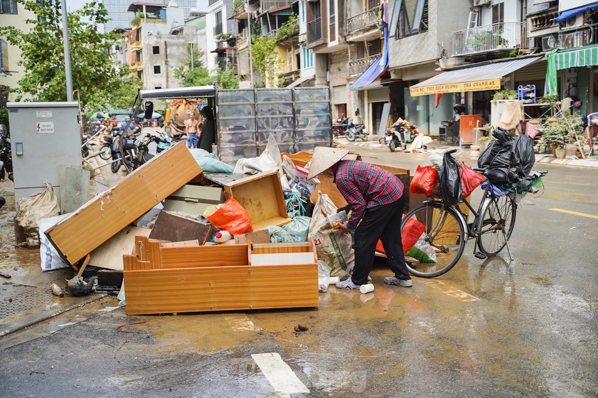 La gente a lo largo del río Rojo limpia sus casas mientras el agua retrocede, foto 4