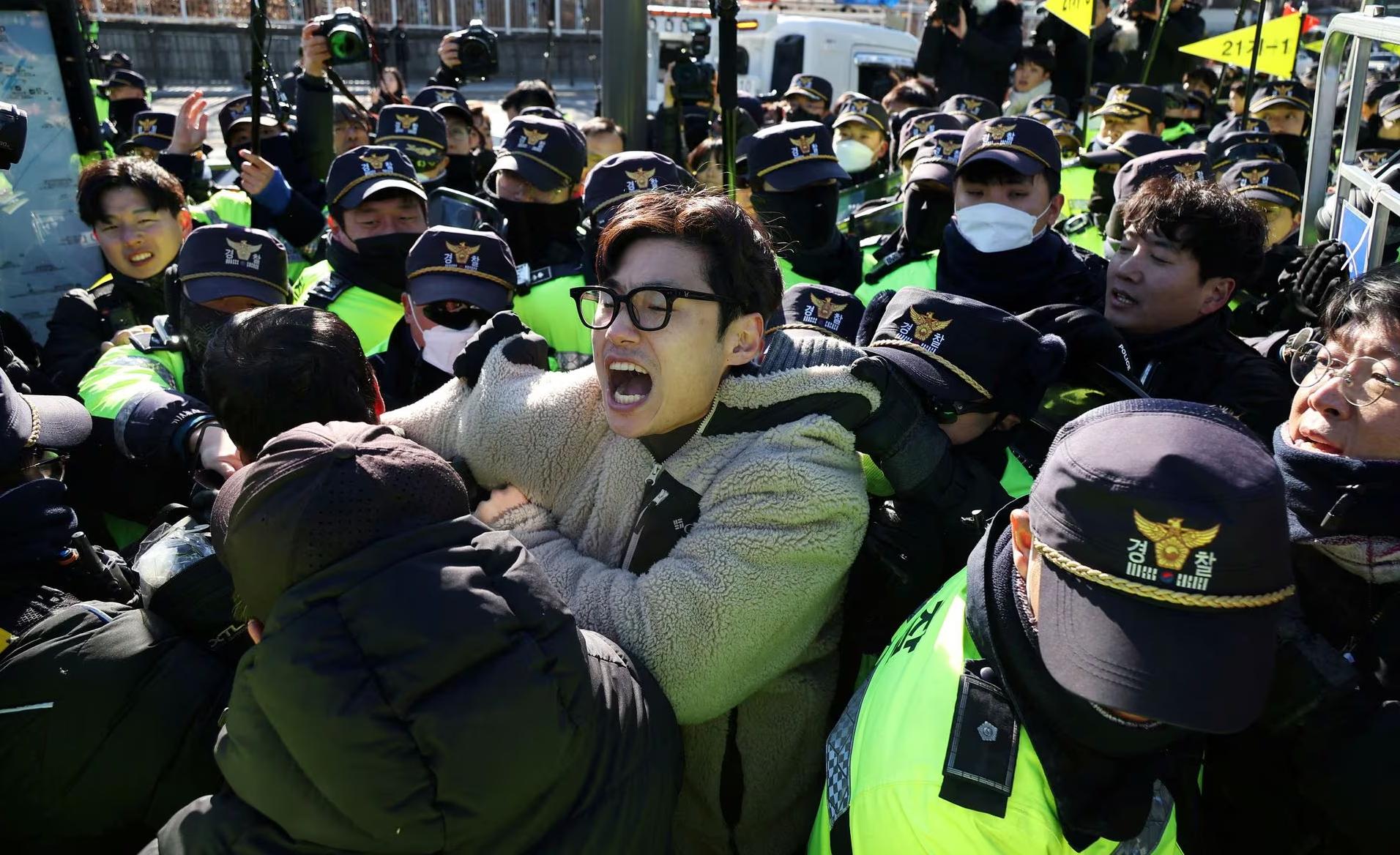 South Korean farmers protest against the meat embargo order picture 1