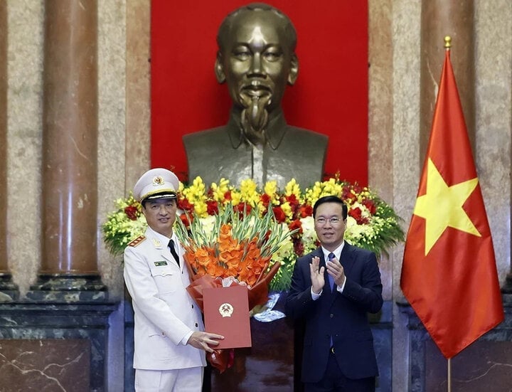 ประธานาธิบดีโว วัน ถวง นำเสนอมติการเลื่อนยศพลโทอาวุโสแก่รองรัฐมนตรีว่าการกระทรวงความมั่นคงสาธารณะเหงียน ดุย หง็อก (ภาพ : วีเอ็นเอ)