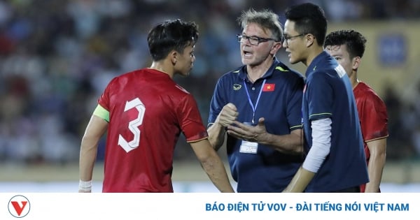 Dàn cầu thủ ĐT Việt Nam và U23 Việt Nam tạm biệt HLV Troussier