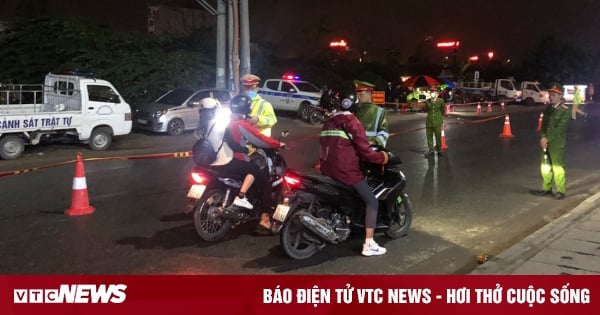 En se retournant en voyant les forces de l'ordre, le conducteur ivre a accéléré et a percuté les policiers de la circulation, les blessant.