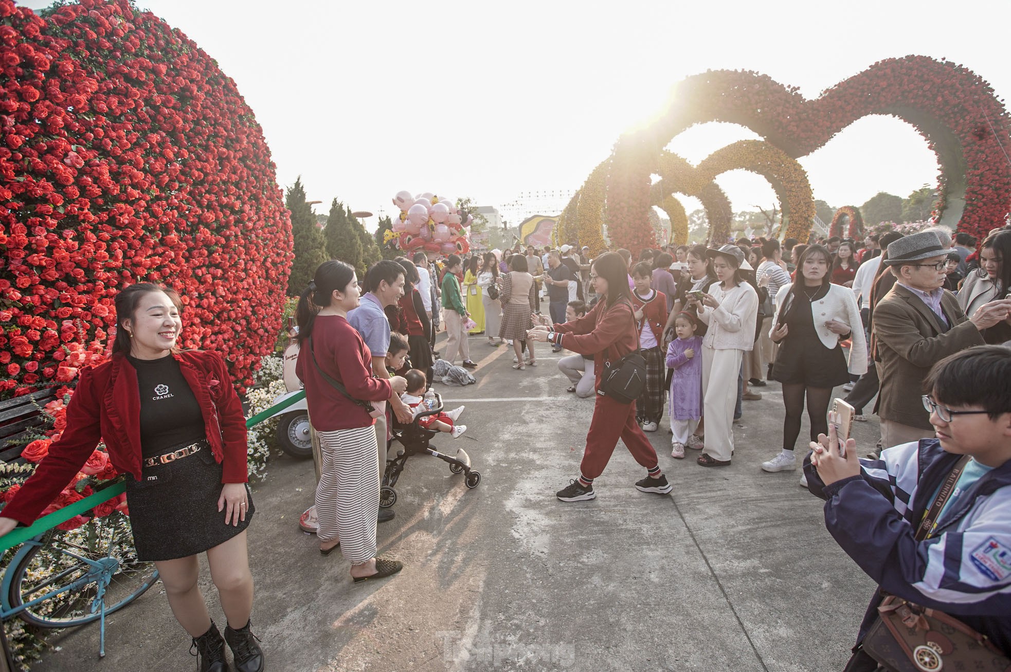 北部最大の花祭りに何千人もの人々が集まる 写真16