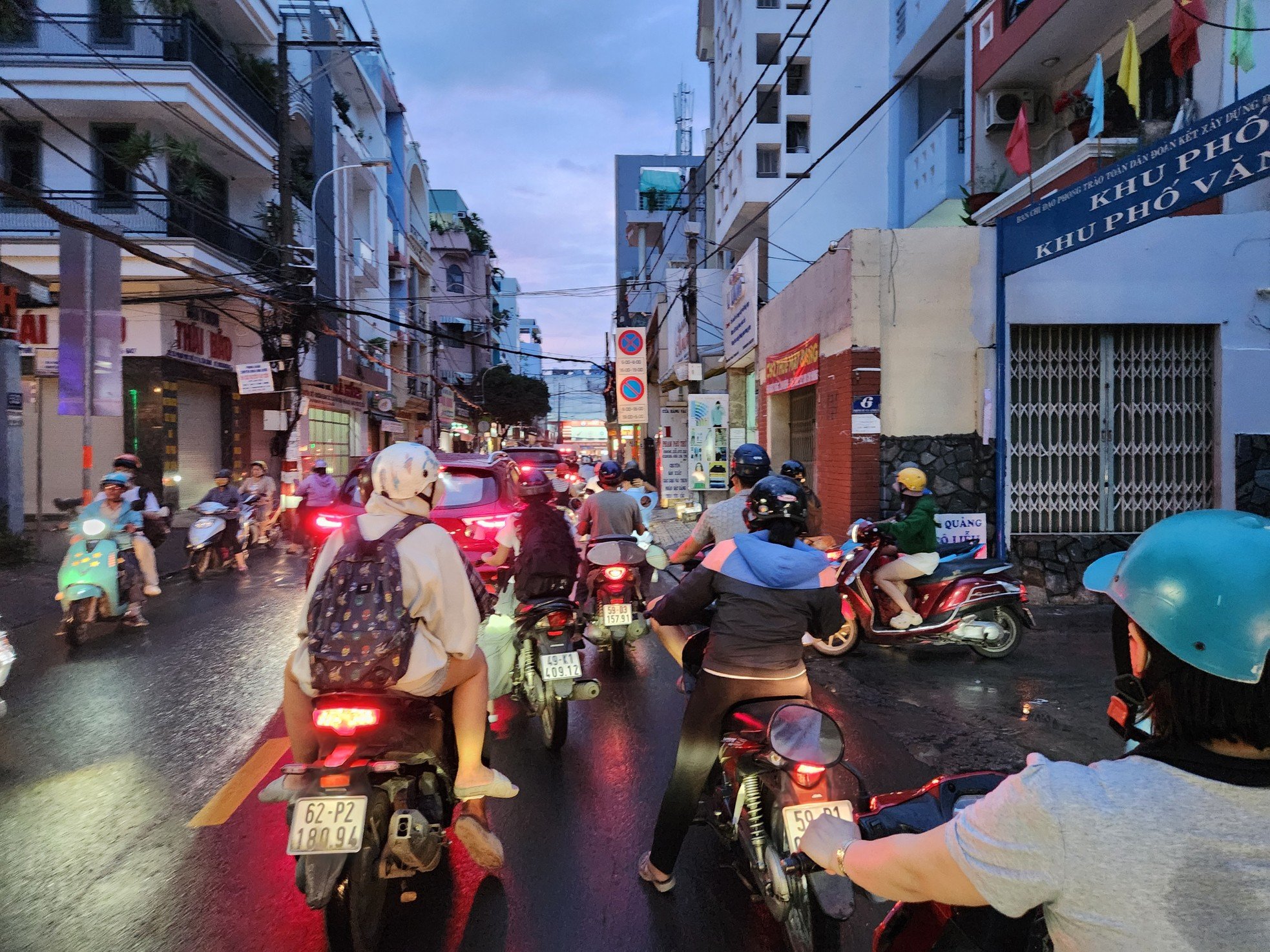 Los residentes de la ciudad de Ho Chi Minh luchan por encontrar el camino a casa después de las fuertes lluvias. Foto 8