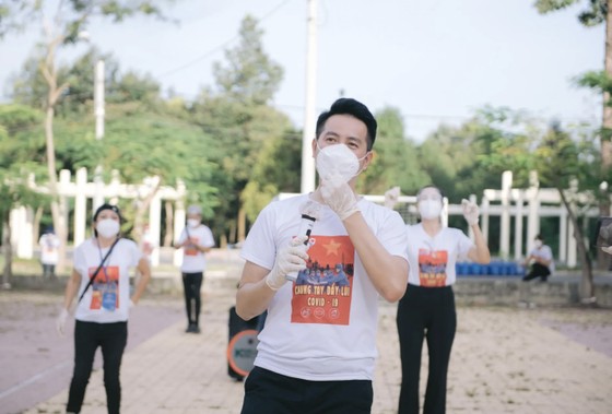Nguyễn Phi Hùng phục vụ khán giả lúc dịch Covid-19 ảnh 2