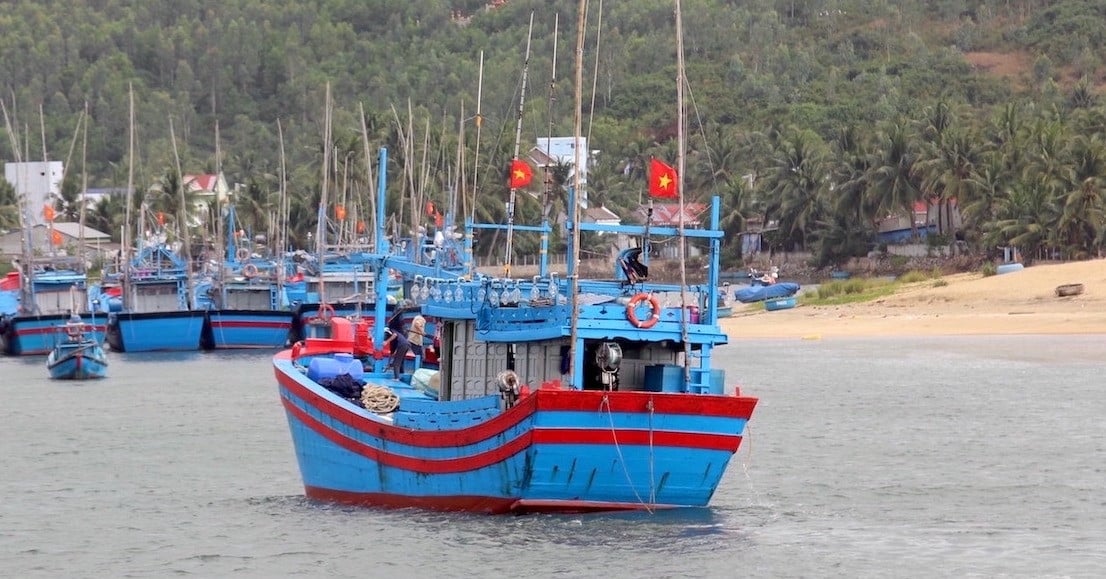 Binh Dinh Province fishing boat sank at sea, 5 fishermen escaped