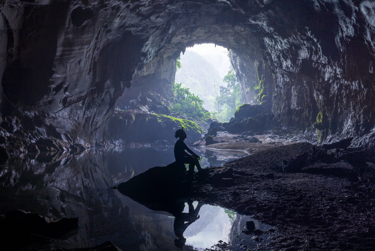 Anh cho biết thêm, gọi là tour thám hiểm rừng sâu hang Ba nhưng anh ấn tượng nhất là hang Vịnh Dài. Anh nhớ lại: “Đứng trước hang Vịnh Dài, mình thực sự bị choáng ngợp bởi vẻ đẹp hút hồn, mê mẩn và ảo diệu mà thiên nhiên ưu ái ban tặng cho nơi đây. Mình đã đứng đây cả buổi chiều và sáng hôm sau nữa chỉ để bắt được những khoảnh khắc tuyệt vời nhất tại hang Vịnh Dài“.