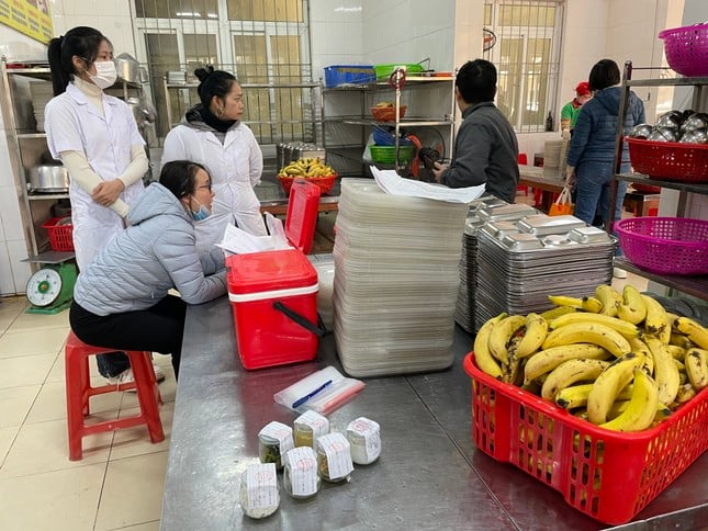 Many students were hospitalized in Thanh Hoa, parents continued to analyze the green potatoes photo 2