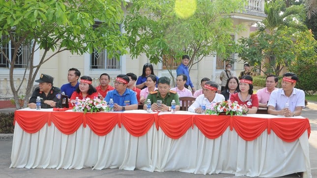 Hundreds of cadres, soldiers, and youth union members donated blood at Red Sunday in Can Tho photo 5