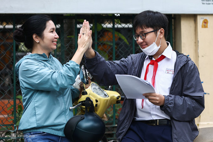 Candidates for the 10th grade entrance exam are encouraged by their mothers on the morning of June 6. Photo: Quynh Tran