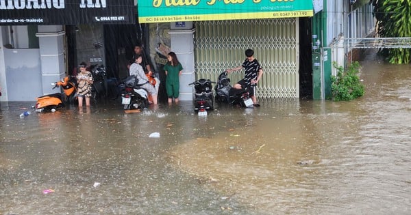 ฝนตกหนักน้ำท่วมถนนถูกตัดขาดหลายสาย