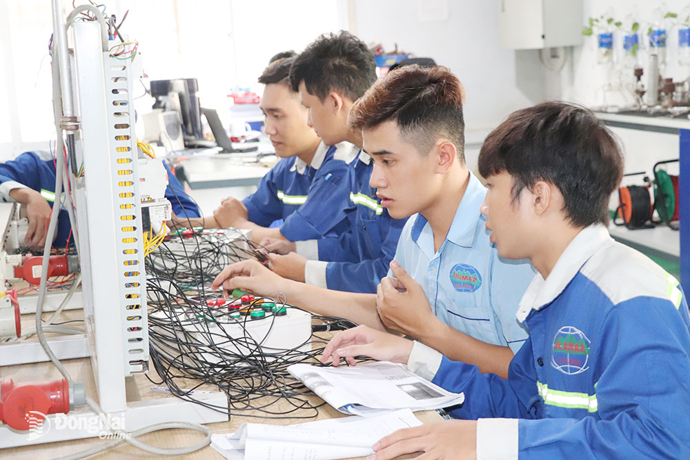 Students of Electrical Engineering, Lilama 2 International Technology College during a practice session. Photo: H.YEN