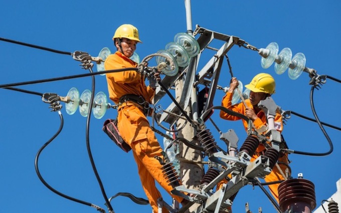 Hanoi Electricity workers repair power lines to ensure electricity supply during the 2022 hot season. Photo: EVN