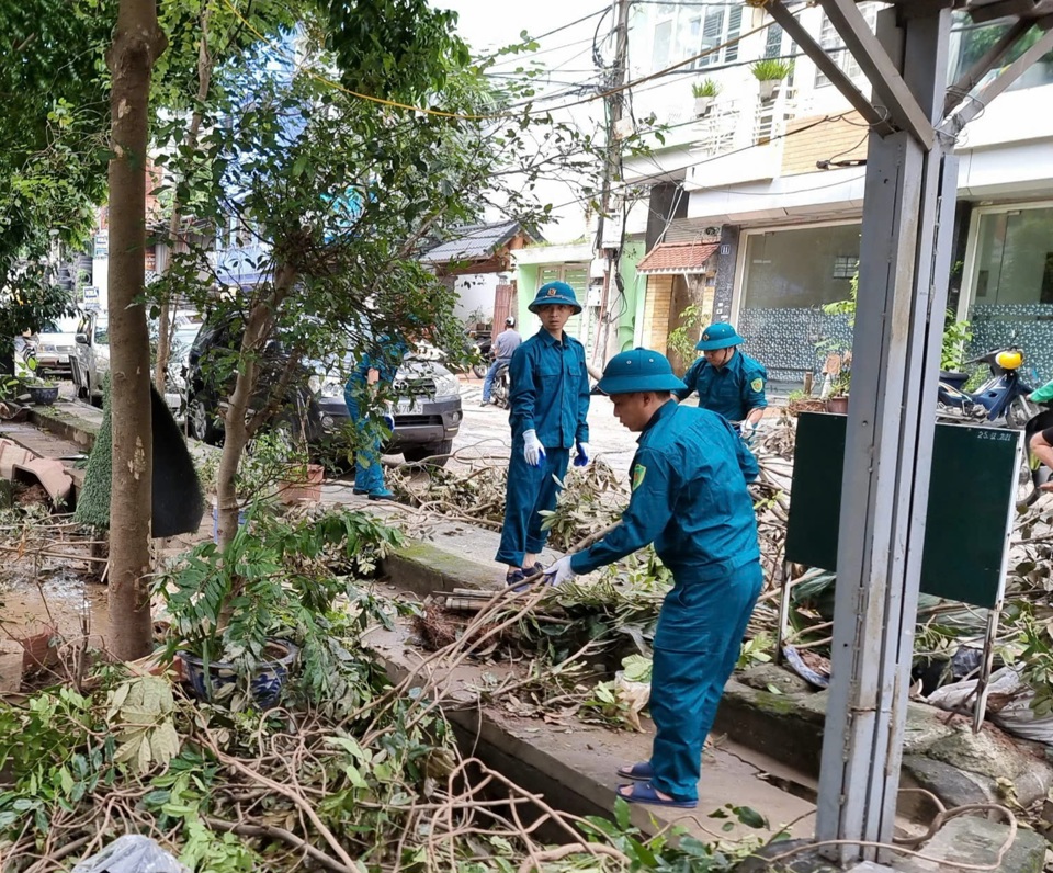 สนับสนุนกำลังทำความสะอาดต้นไม้และสิ่งแวดล้อมหลังพายุและอุทกภัย กลุ่ม 10A, 10B ต.บั๊กดัง อ.หายบาจุง