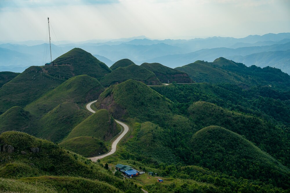 Although tourism has not yet developed, Binh Lieu still has many accommodations and restaurants to serve the needs of tourists. However, visitors should call to book a room as well as carefully read online reviews to avoid situations where booking a room is different from the photo, the facilities are not as expected... Photo: NVCC