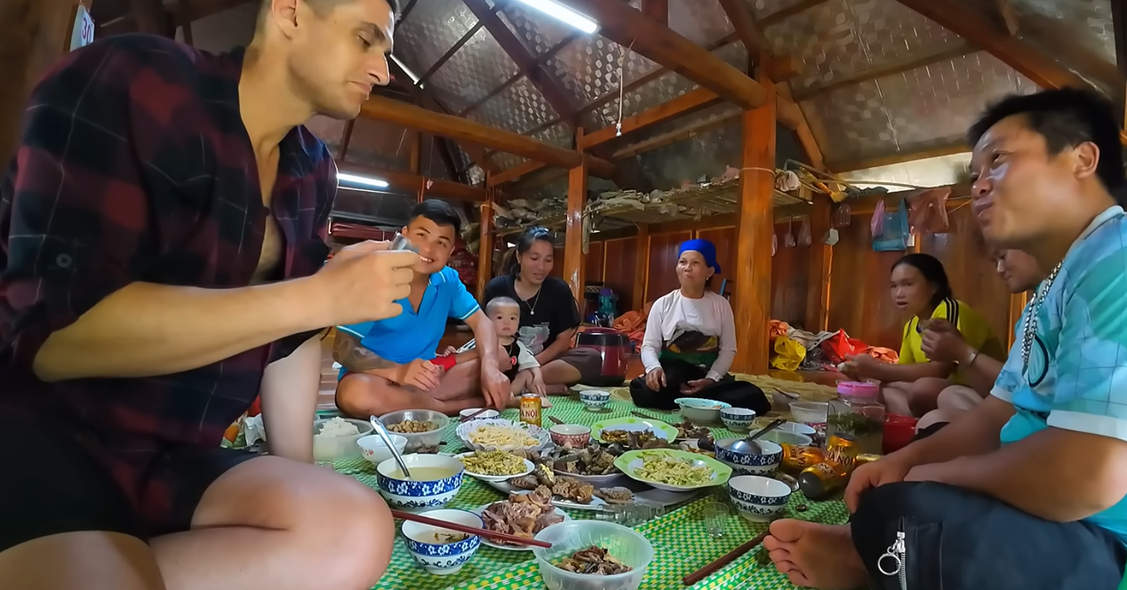 Un touriste occidental parcourt le Vietnam à vélo, ému d'être invité à un repas complet par une famille de Thanh Hoa