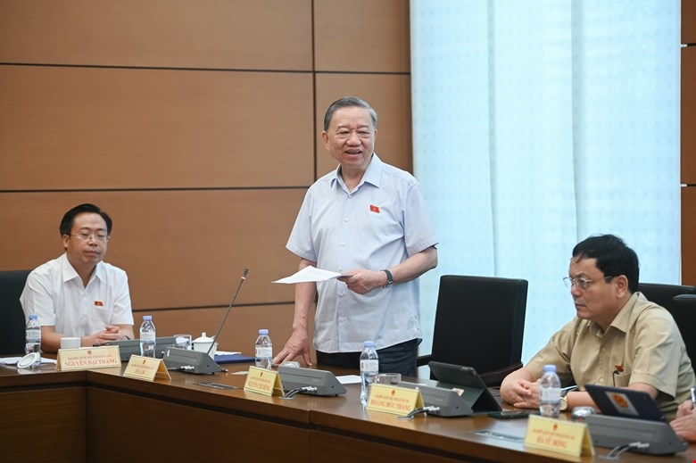 รมว.ความมั่นคงสาธารณะ โต้ ลัม: ประชาชนต้องการเพียงวีซ่าและรูดบัตรประชาชนเพื่อขึ้นเครื่องบิน