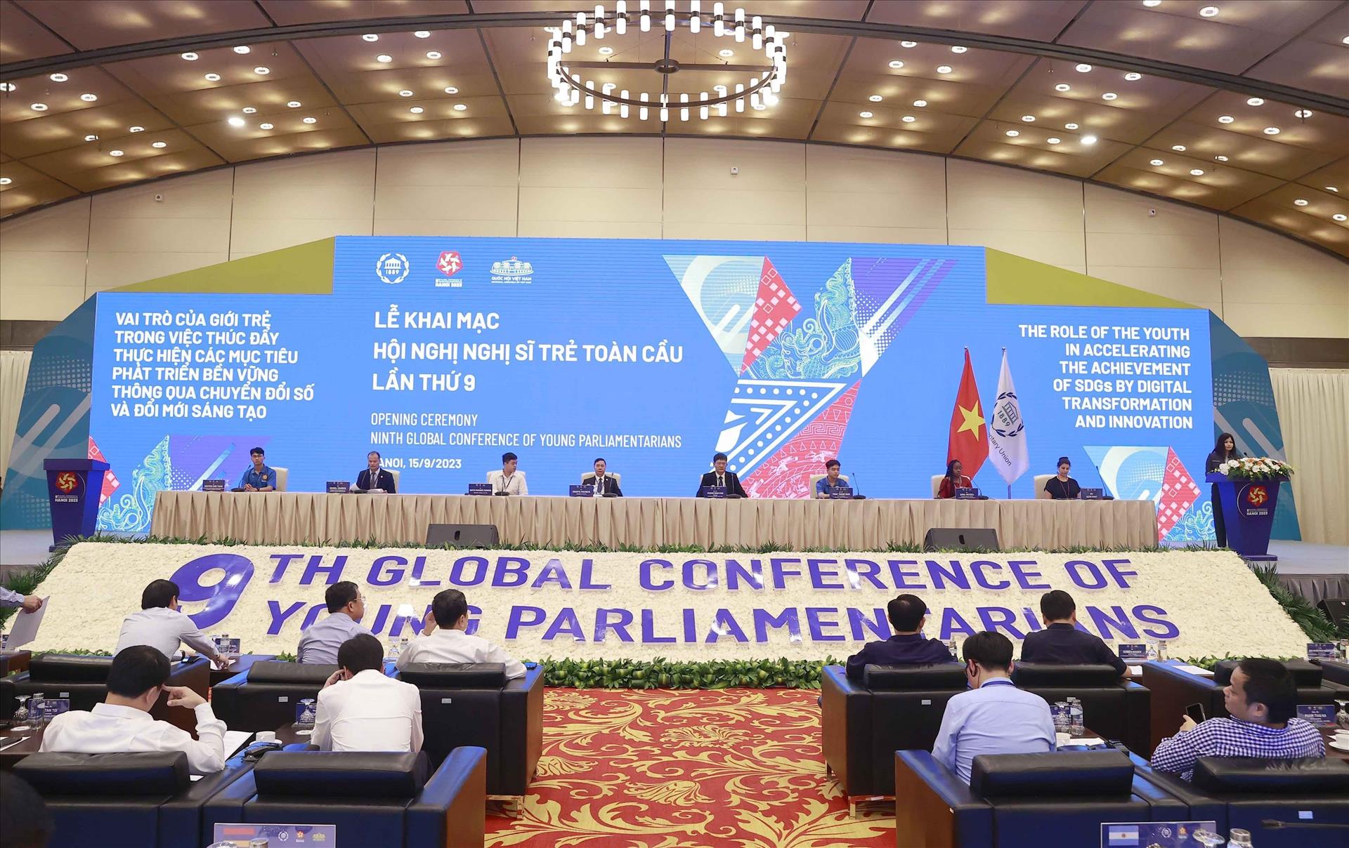 El presidente de la Asamblea Nacional, Vuong Dinh Hue: La Conferencia de Jóvenes Parlamentarios es una oportunidad para presentar los logros de Vietnam en innovación y desarrollo.