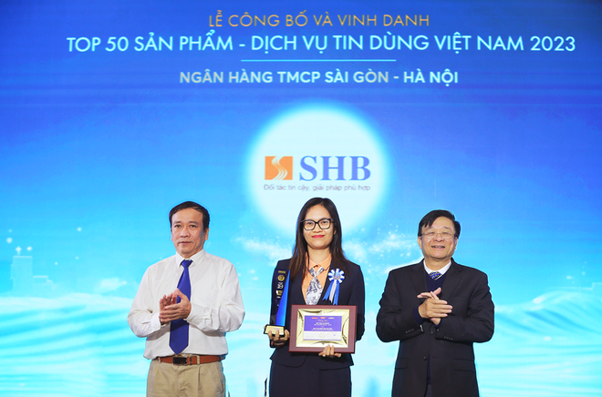 Bà Đoàn Thái Thanh Thủy - Giám đốc Trung tâm Phát triển sản phẩm Khách hàng cá nhân, đại diện SHB nhận giải thưởng &quot;Top 50 Sản phẩm - Dịch vụ Tin dùng Việt Nam 2023&quot;.