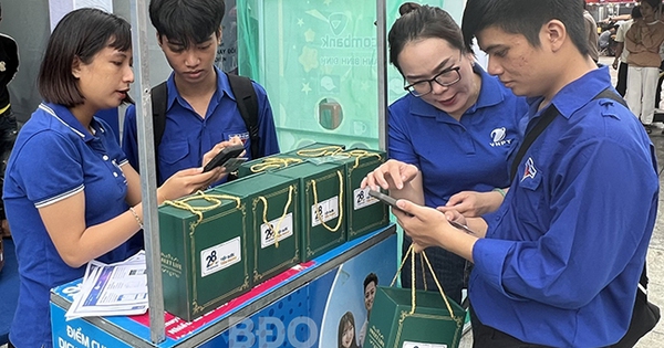 Les membres de l'Union des jeunes de l'Université de Quy Nhon se sont lancés pour répondre à la Journée nationale de la transformation numérique