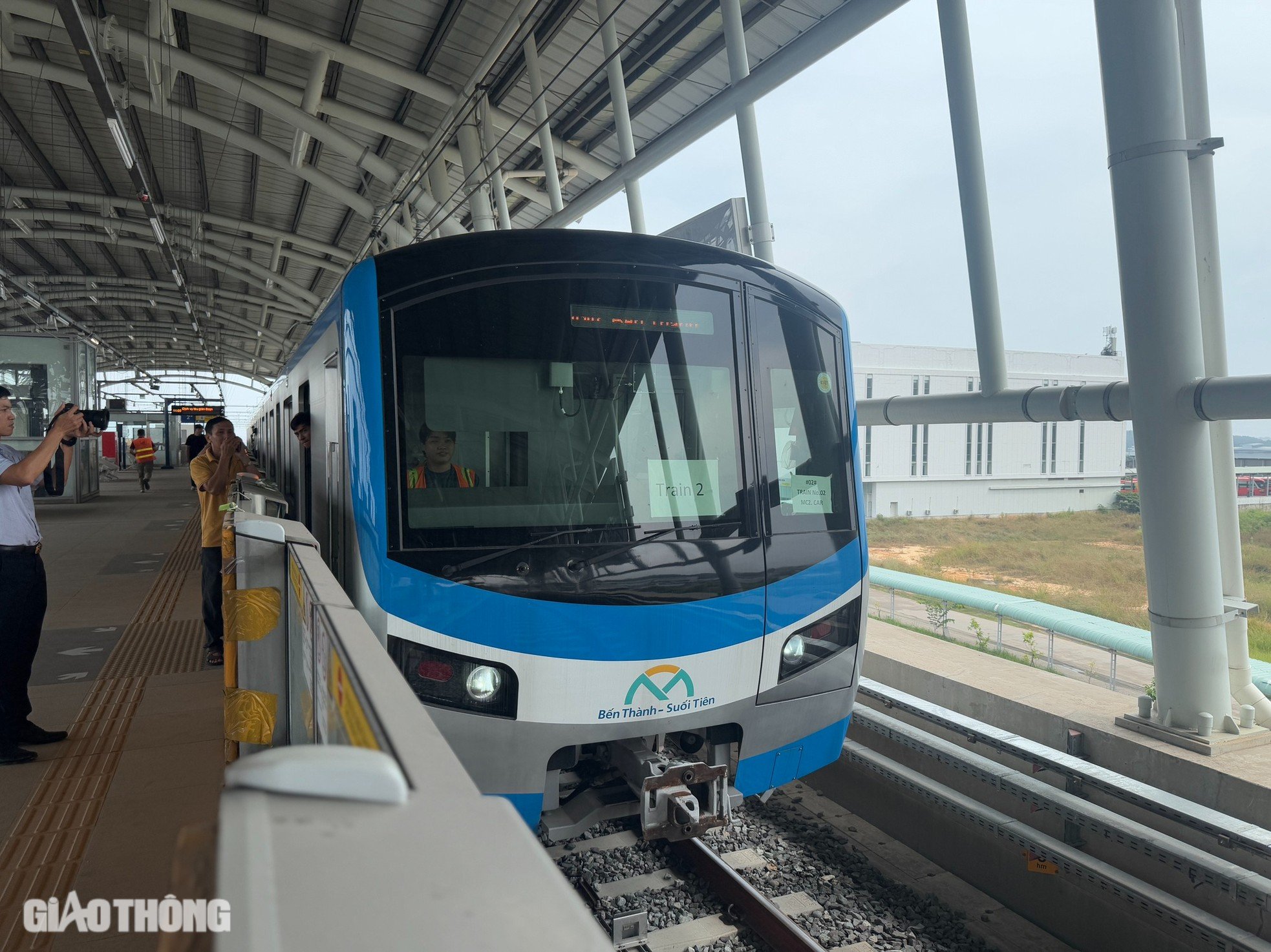 Les habitants de Ho Chi Minh-Ville découvrent avec enthousiasme le métro avant son jour de mise en service officielle, photo 14