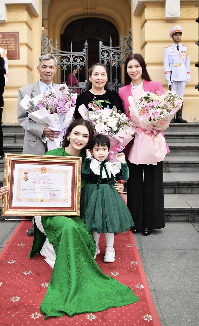 NSND Phạm Phương Thảo: Vinh dự và tự hào vì đã đánh dấu thêm một dấu mốc tốt đẹp cho cuộc đời mình - Ảnh 2.