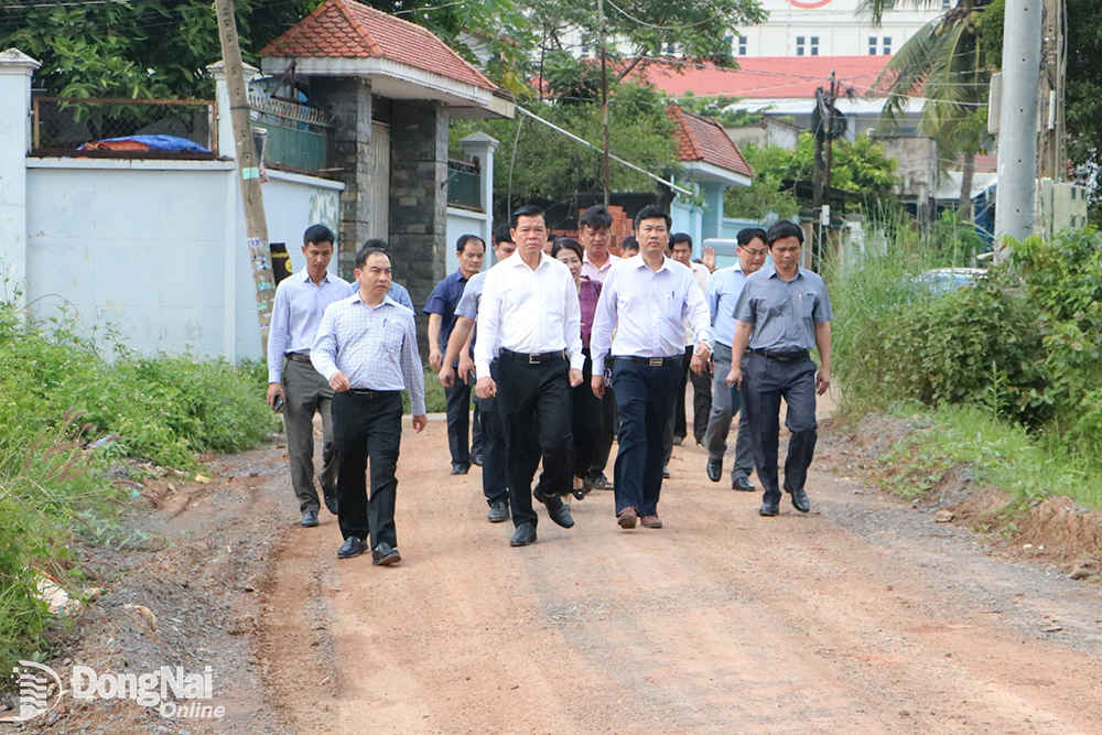 Party Central Committee member, Provincial Party Secretary Nguyen Hong Linh inspected the Huong Lo 2 project.