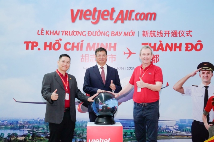 Mr. Wei Hua Xiang (middle), Mr. Micheal Hickey (far right) and Mr. Nguyen Bac Toan (far left) - Vietjet's Deputy General Director of Commerce performed the ceremony to launch the flight route. Photo: Tai Nguyen