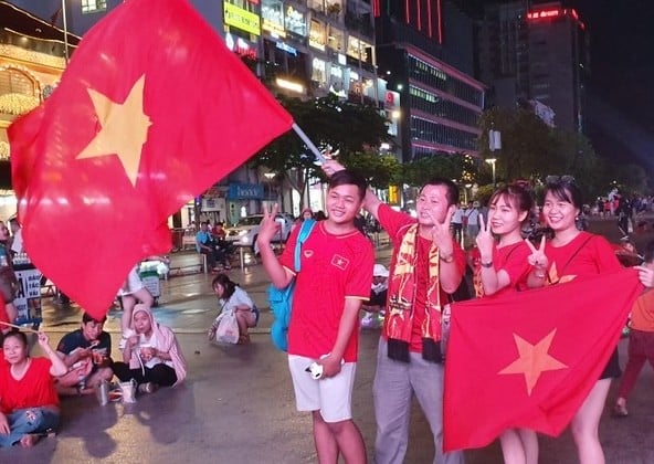 Restricting vehicles on Nguyen Hue Street to serve fans watching the Indonesia - Vietnam match photo 1