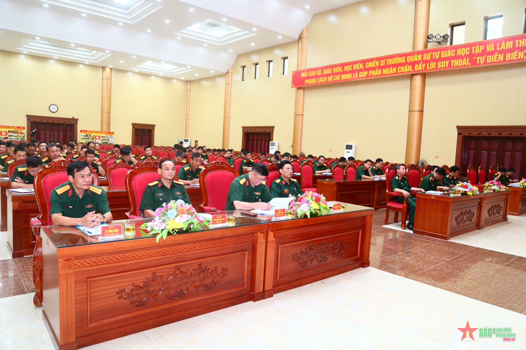 Die Militärschule des Hanoi Capital Command veranstaltet einen Wettbewerb für herausragende Dozenten in der nationalen Verteidigungs- und Sicherheitsausbildung