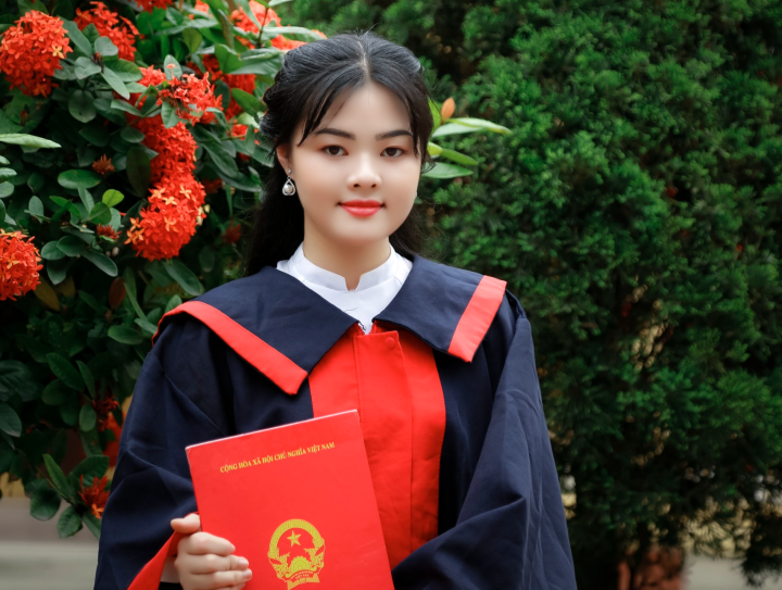 Pham Thi Van Anh, la mejor estudiante del bloque D01 del examen de graduación de secundaria de 2023. (Foto: NVCC)