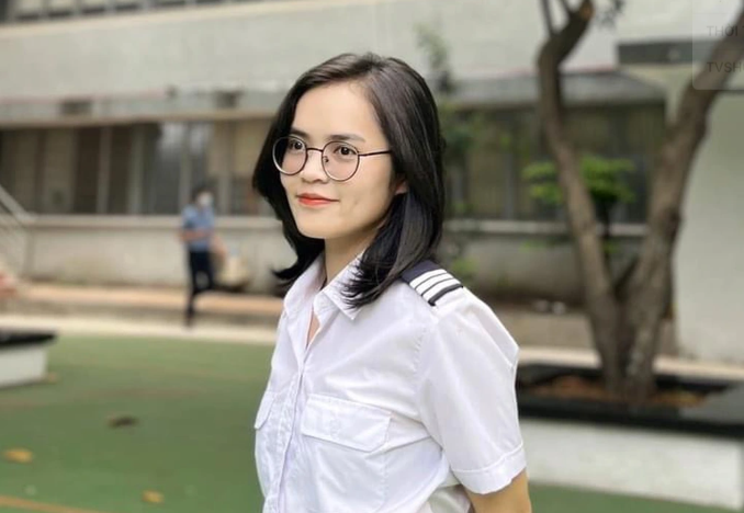 Female student is valedictorian of a rare major, only one school in Vietnam offers it