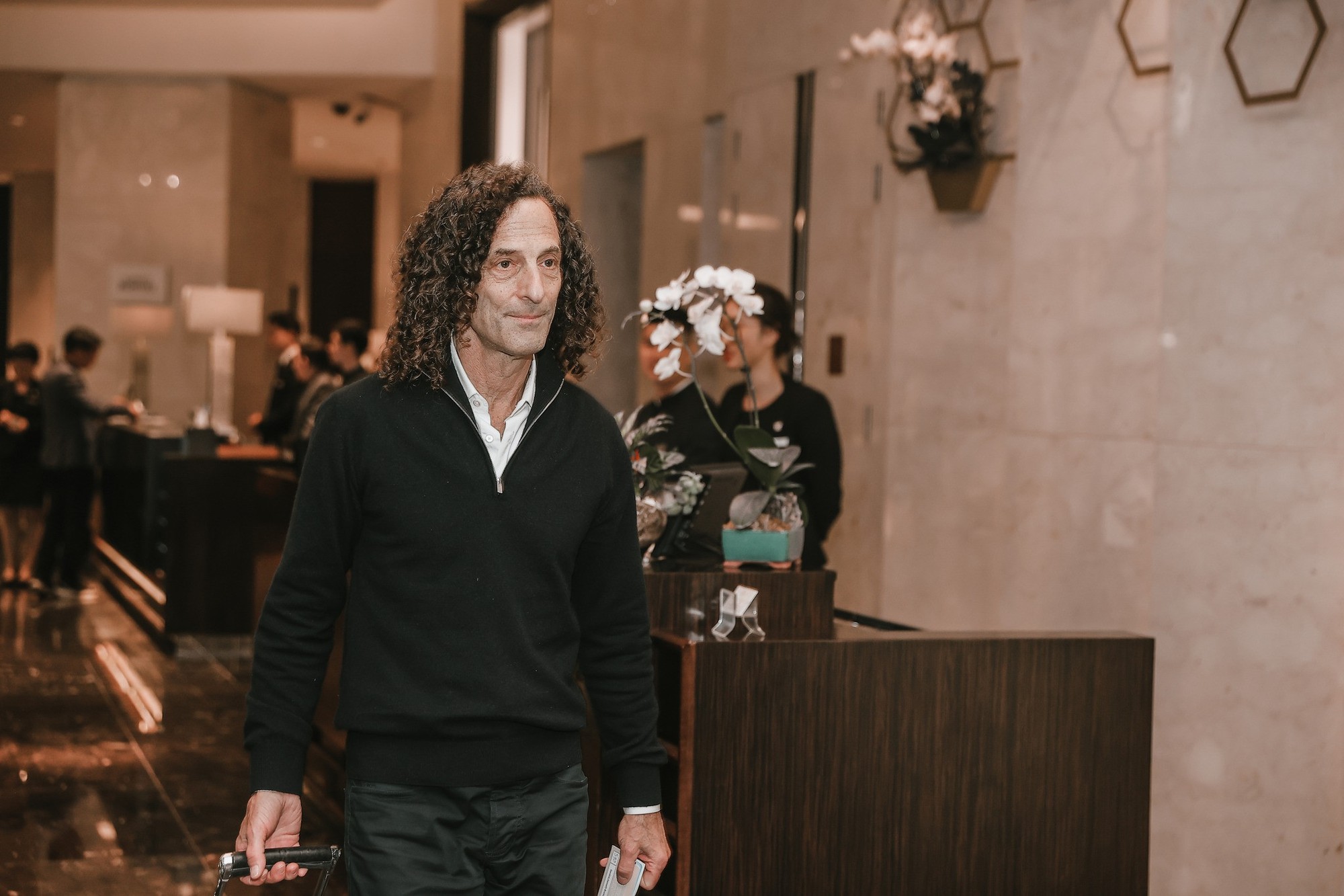 Kenny G đã tới Hà Nội, sẵn sàng cho buổi biểu diễn đỉnh cao - Ảnh 4.