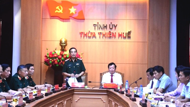 General Phan Van Giang besucht und arbeitet in der Provinz Thua Thien Hue