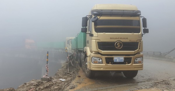 Many drivers are worried as the road to Cau Treo Border Gate continues to collapse.