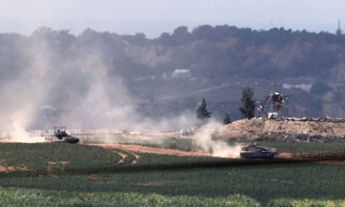 イスラエル軍の戦車が10月30日にガザ地区北部に進入。写真：AFP