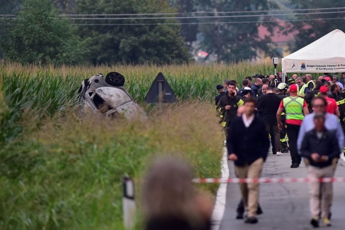 [1/2]Emergency personnel work on the scene where a jet of aerobatic demonstration team of the Italian Air Force the Frecce Tricolori (Tricolor Arrows) crashed during an exercise in San Francesco al Campo, near Turin, Italy, September 16, 2023. REUTERS/Massimo Pinca Acquire Licensing Rights