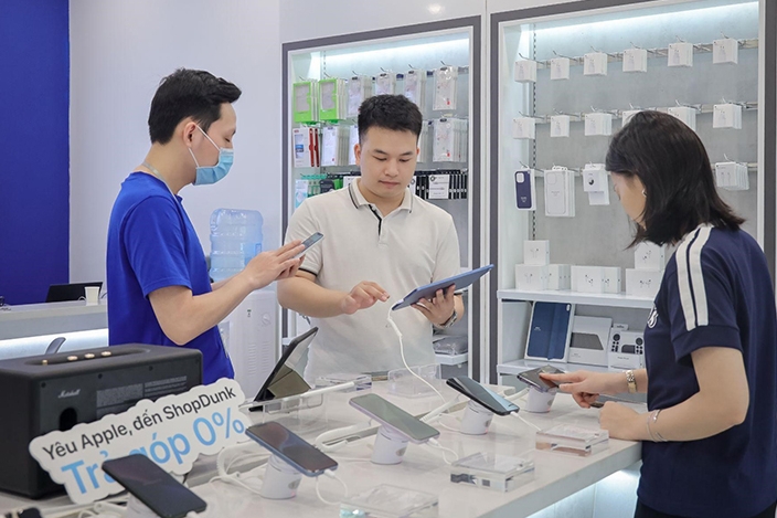 Experience Apple-standard shopping space at authorized dealers