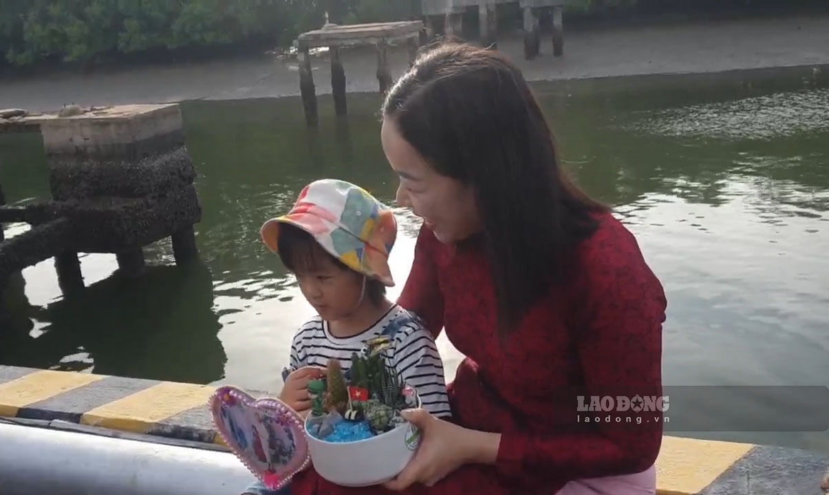 Le cadeau que Mme Thao et sa fille ont envoyé à son mari et à son père qui travaillent sur la plate-forme pétrolière est le major Le Minh Tan. Photo : Tran Tuan