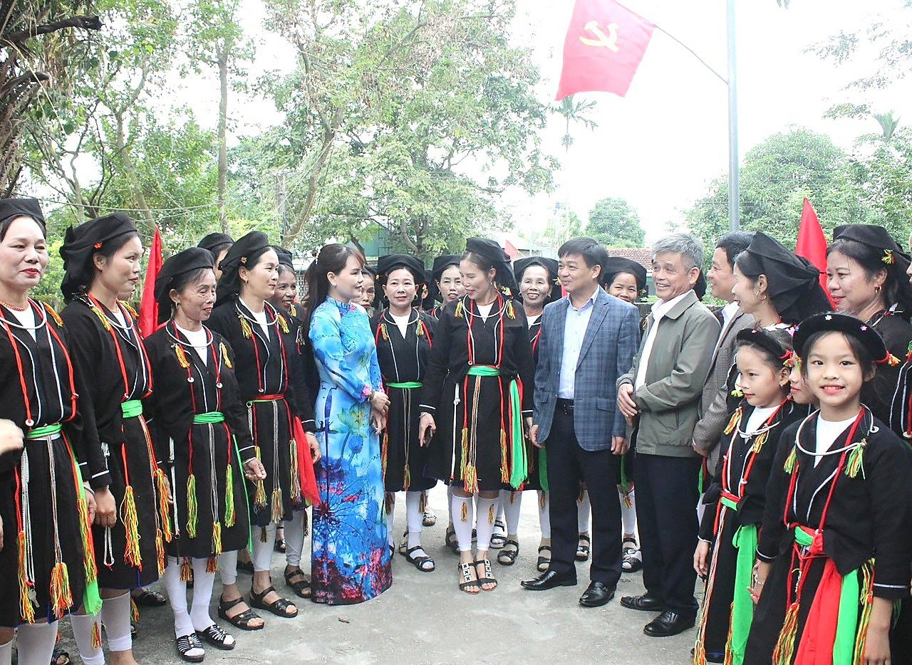 ประธานแนวร่วมปิตุภูมิจังหวัดเตวียนกวาง นายเหงียนหุ่งเวือง นายเหงียน ถิ ทานห์ เฮวียน เลขาธิการพรรคเขตเซินเดือง และประชาชนในตำบลนิญไหล