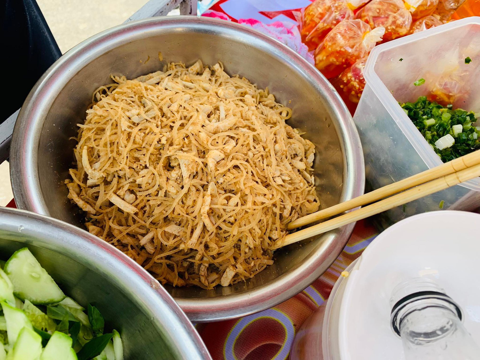 Món ngon miền Tây: 'Phải lòng' bánh tằm bì Bạc Liêu trên xe đẩy gần chợ Tân Định - Ảnh 4.