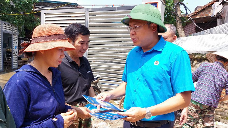 ประธานสหพันธ์แรงงานจังหวัดนครศรีธรรมราชให้กำลังใจและมอบของขวัญแก่พนักงานบริษัท Cau Xay Joint Stock Company