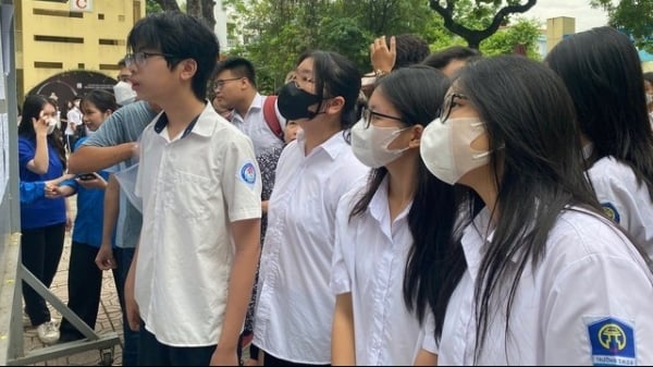 하노이에서 10학년 공립학교 입학 점수를 낮추었는데, 지원자는 무엇에 주의해야 할까요?