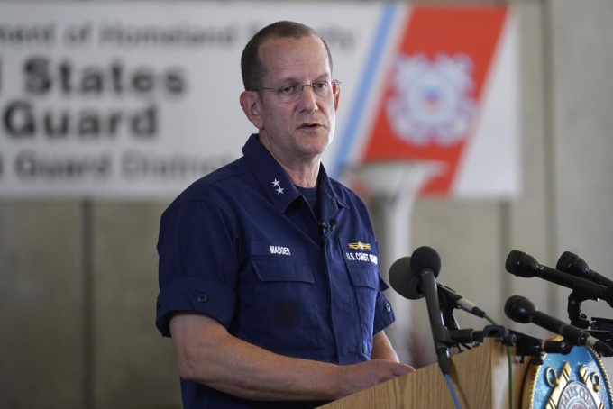 El contralmirante de la Guardia Costera de Estados Unidos, John Mauger, habla en una conferencia de prensa el 19 de junio en Boston, Massachusetts. Foto: AP