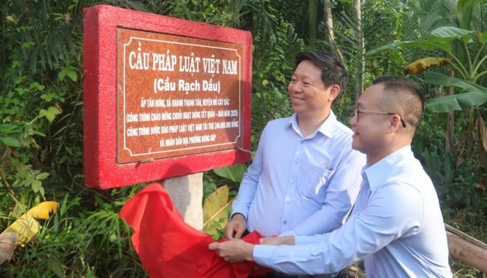 Le journal Vietnam Law a organisé la cérémonie d'inauguration du pont Rach Dau dans le district de Mo Cay Bac, province de Ben Tre.