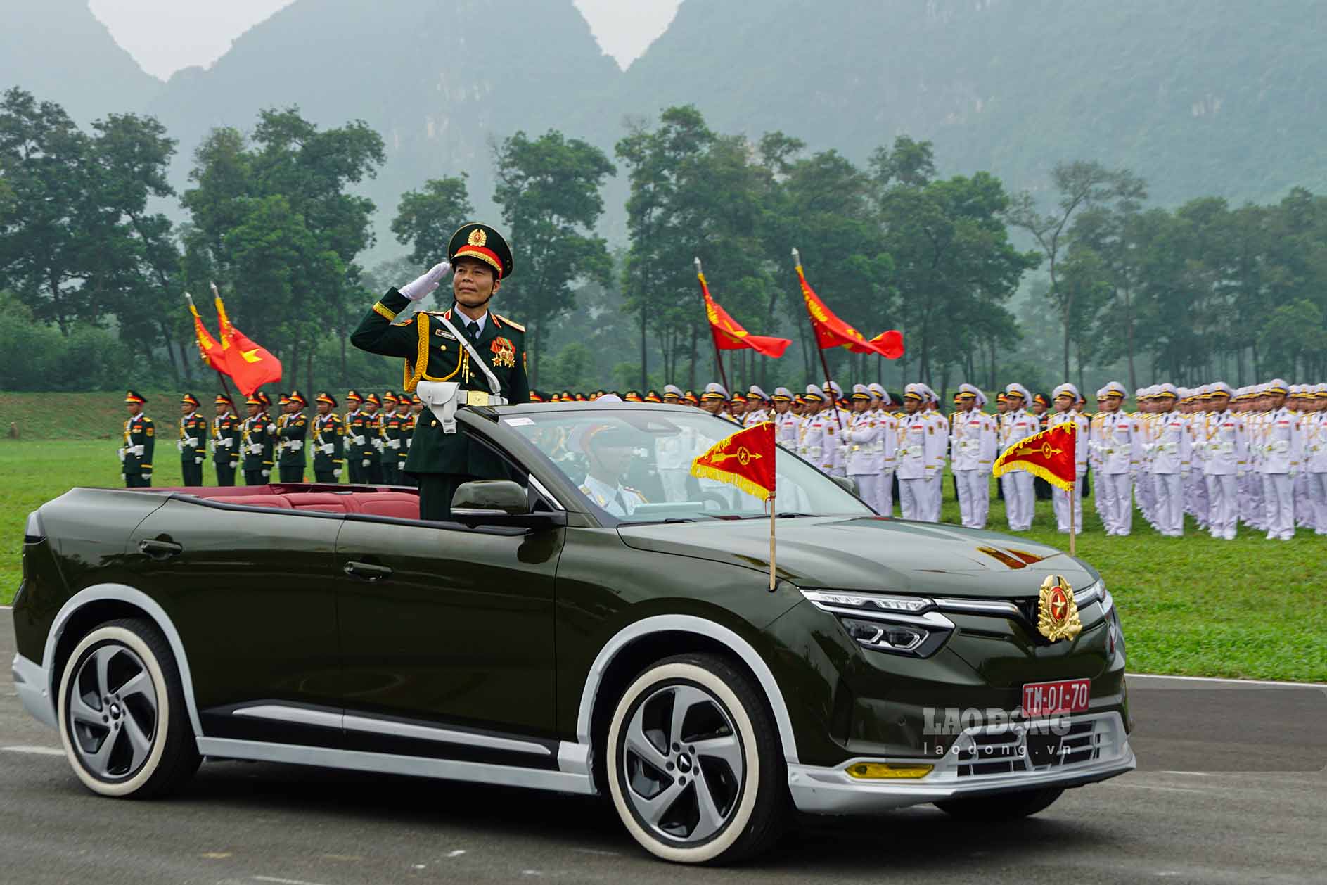 Lieutenant General Nguyen Trong Binh, Deputy Chief of the General Staff of the Vietnam People's Army, on the command vehicle participating in the parade.